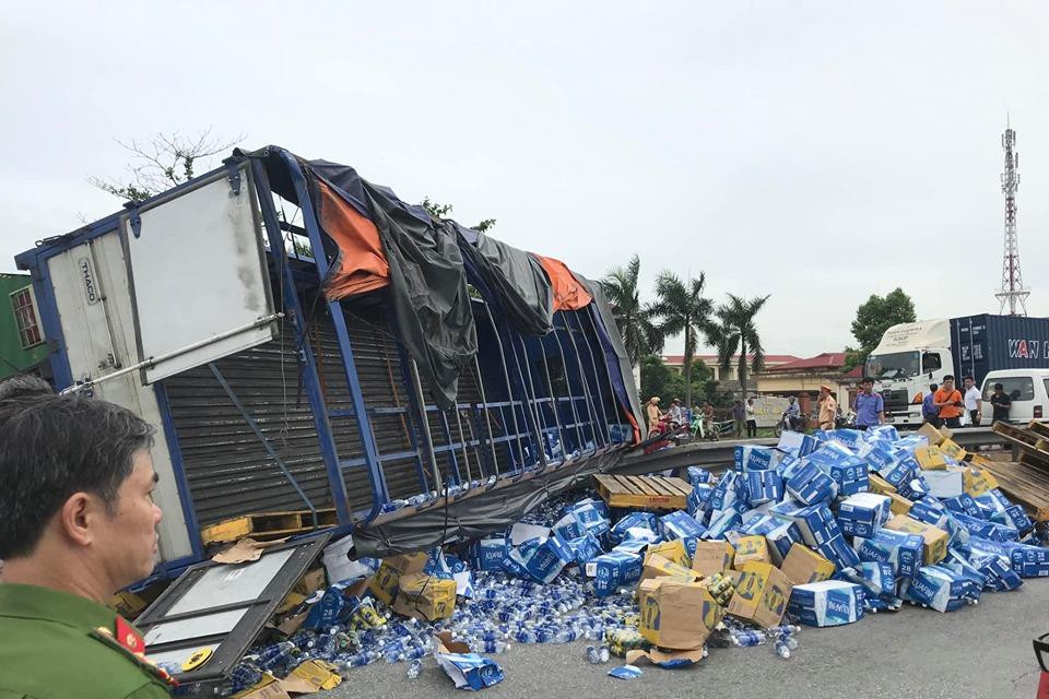 Tại hiện trường, chiếc xe tải nằm nghiêng ra đường, trên thùng xe chứa nhiều chai nước. (Ảnh: CTV Nguyễn Huệ).