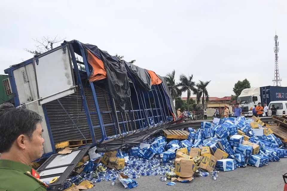 Tại hiện trường, chiếc xe tải nằm nghiêng ra đường, trên thùng xe chứa nhiều chai nước. (Ảnh: CTV Nguyễn Huệ).