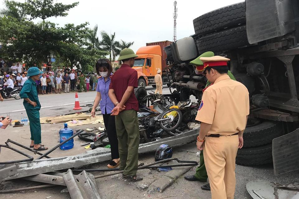Đúng lúc đó, một xe tải chở nước chạy từ Hà Nội về Hải Phòng đến khu vực này bị lật đổ, đè trúng nhóm người trên Quốc lộ. (Ảnh: CTV Nguyễn Huệ).