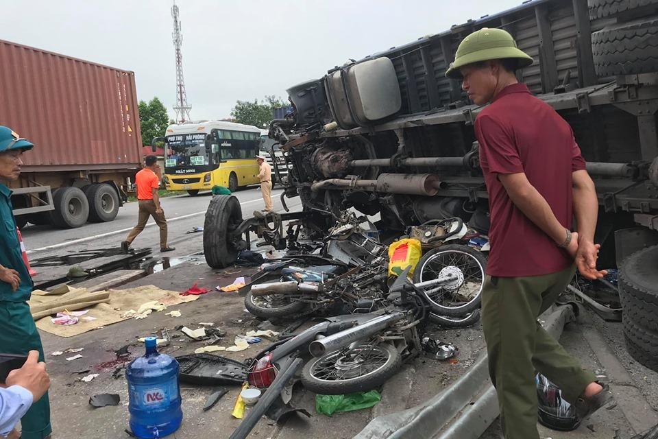 Trước đó, nhiều người dân đi sang đường. (Ảnh: CTV Nguyễn Huệ).