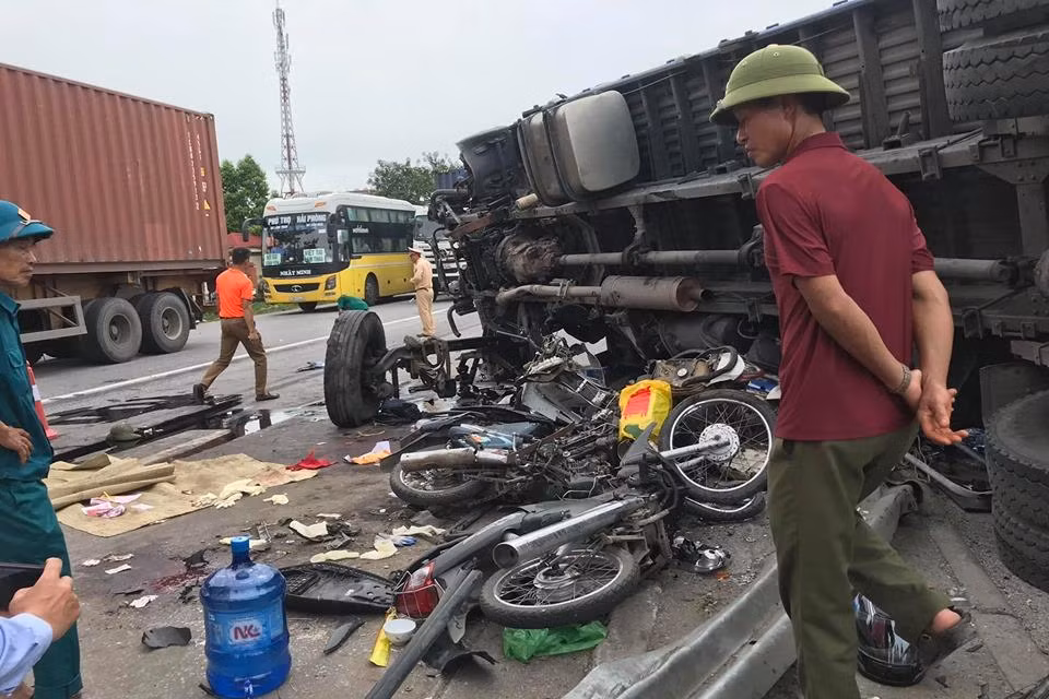 Trước đó, nhiều người dân đi sang đường. (Ảnh: CTV Nguyễn Huệ).