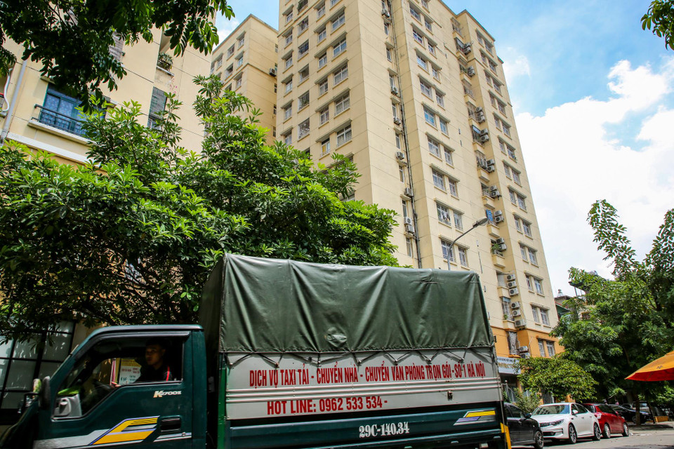 Tại sân chung cư, chiếc xe vận chuyển nhà trọn gói đang chờ đợi. (Ảnh: Minh Sơn/Vietnam+)