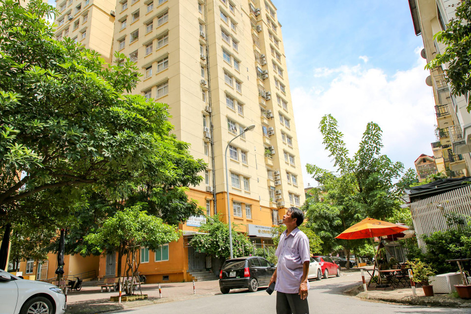 Đại diện Ban quản trị chung cư 54 Hạ Đình, ông Đoàn Văn Tiến cho hay, hiện ông chưa thống kê chính xác, nhưng trong số hơn 280 căn hộ, chỉ còn khoảng trên dưới 20 hộ còn chưa di chuyển. (Ảnh: Minh Sơn/Vietnam+)