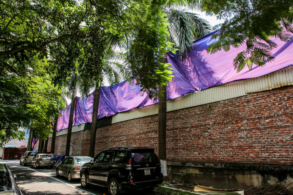 Sau khi nhận phản ánh, phía Rạng Đông mới chỉ có động thái căng bạt giữa bức tường giáp ranh với chung cư 54 Hạ Đình. (Ảnh: Minh Sơn/Vietnam+)