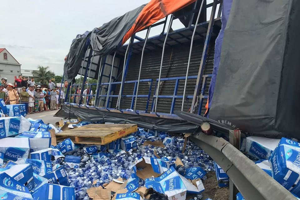 Tại hiện trường, chiếc xe tải nằm nghiêng ra đường, trên thùng xe chứa nhiều chai nước. (Ảnh: CTV Nguyễn Huệ).