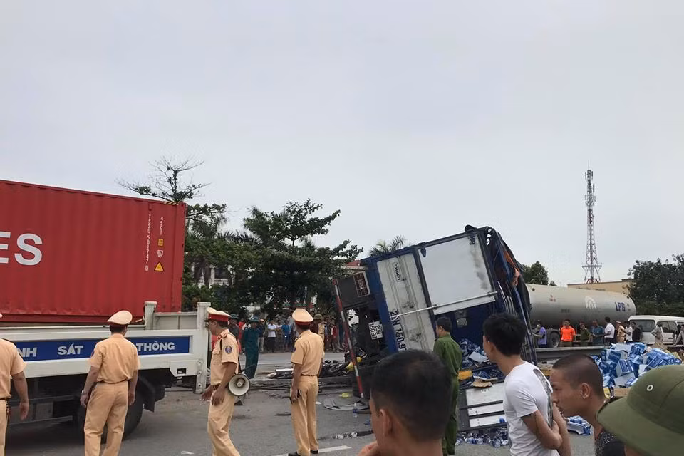 Vụ việc xảy ra vào khoảng 6 giờ sáng nay, 23/7, tại địa bàn xã Cộng Hòa, huyện Kim Thành, Hải Dương (Ảnh: CTV Nguyễn Huệ)