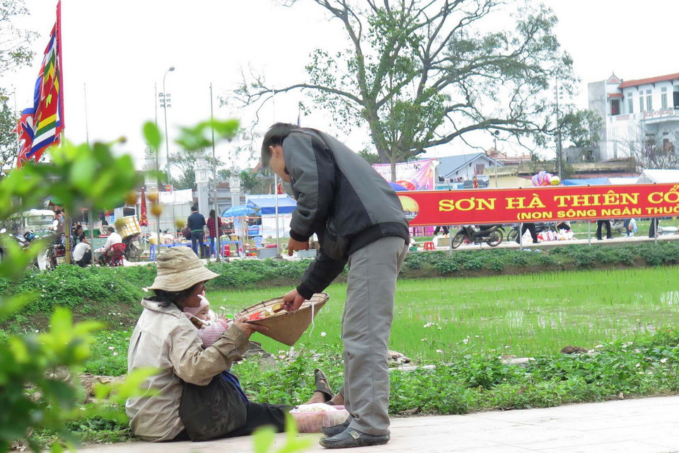 Tình trạng ăn xin vẫn xuất hiện tại Lễ hội Đền Trần Thái Bình. (Ảnh: Hoài Lành Tiến/TTXVN)