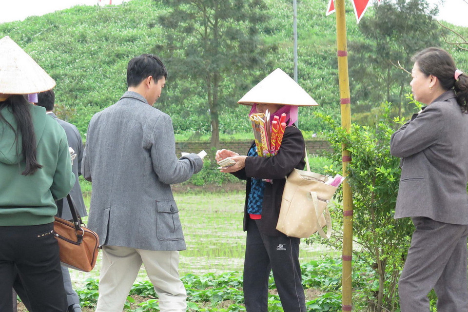 Dich vụ đổi tiền lẻ công khai tại Khu Lăng mộ các vị vua triều Trần (Thái Bình). (Ảnh: Hoài Lành Tiến/TTXVN)