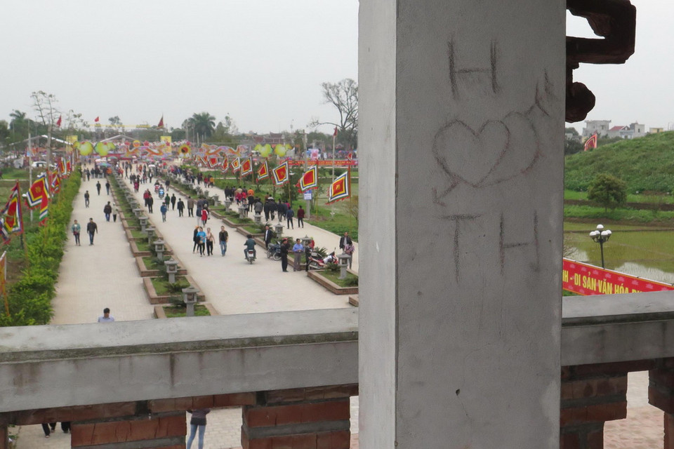 Viết vẽ lên di tích tại Đền Trần Thái Bình. (Ảnh: Hoài Lành Tiến/TTXVN)