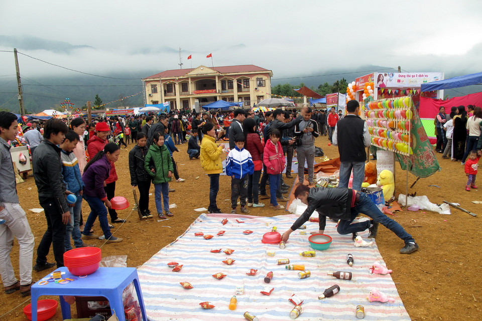 Tràn lan các điểm chơi trúng thưởng “ăn tiền” tại Hội Xuân Bằng Vân (hội Lồng tồng) tổ chức vào ngày 15 tháng Giêng năm Ất Mùi tại Bắc Kạn. Nhưng không có đơn vị chức năng nào đến dẹp bỏ. (Ảnh: Đức Hiếu/TTXVN)