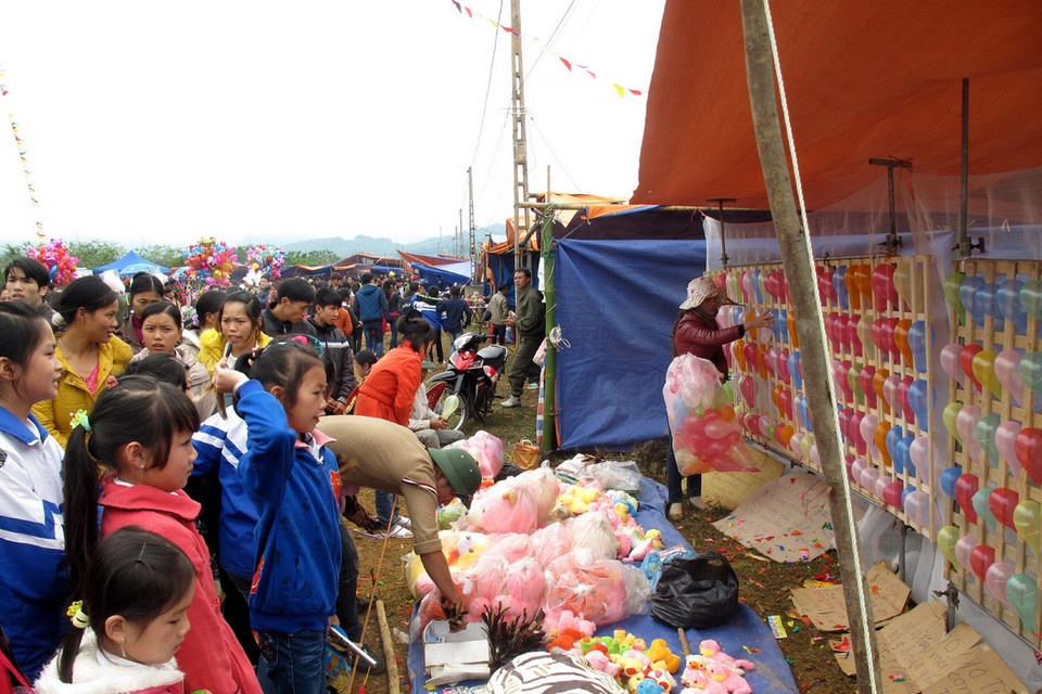 Gian hàng đánh bạc nhưng đội lốt trò chơi tại Lễ hội Đền Trần Thái Bình. (Ảnh: Hoài Lành Tiến/TTXVN)