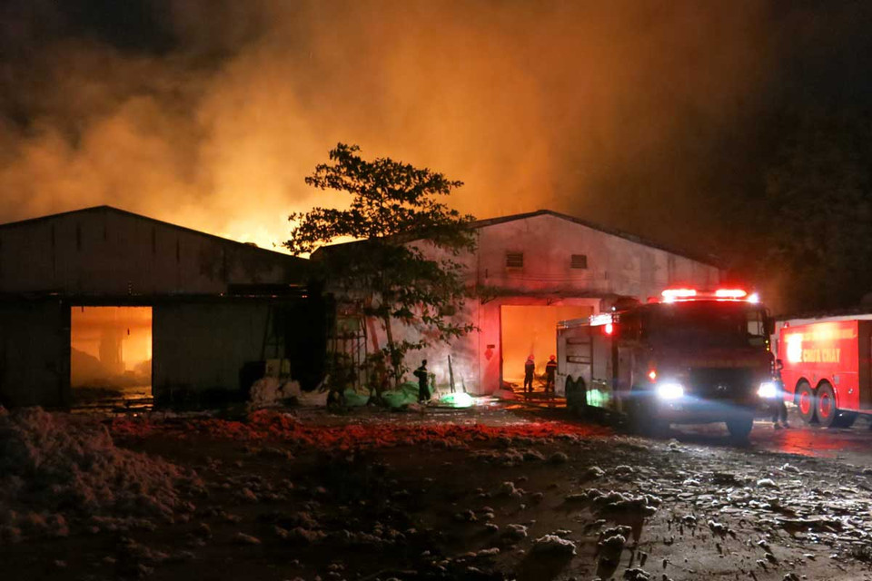 Suốt đêm, lực lượng chữa cháy dồn sức để khống chế vụ hỏa hoạn này. (Nguồn: TTXVN)