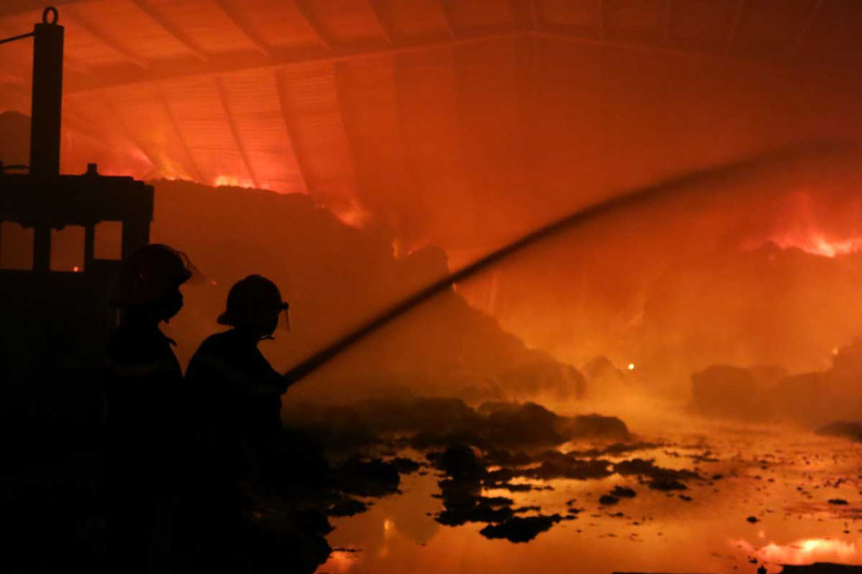 Lửa đã làm sập toàn bộ khu xưởng sản xuất và nhà kho của công ty Ninh Sơn. (Nguồn: TTXVN)