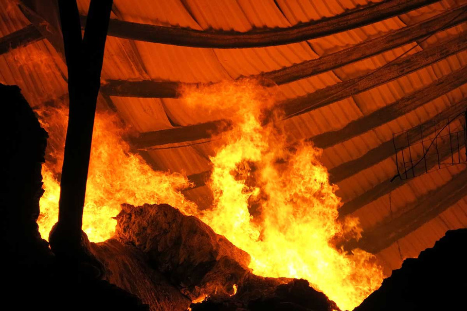 Lực lượng phòng cháy chữa cháy thị xã Bến Cát, tỉnh Bình Dương đã huy động gần 10 xe chữa cháy tập trung chữa cháy ròng rã 10 giờ liền. (Nguồn: TTXVN)