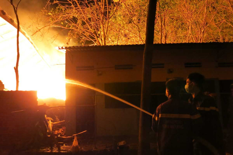 Ngọn lửa bùng phát lúc 14 giờ chiều ngày 3/3 và nhanh chóng bao trùm trên diện tích nhà xưởng hơn 1.000m2, hơn 300 tấn bông vải bên trong đã bốc cháy ngùn ngụt. (Nguồn: TTXVN)