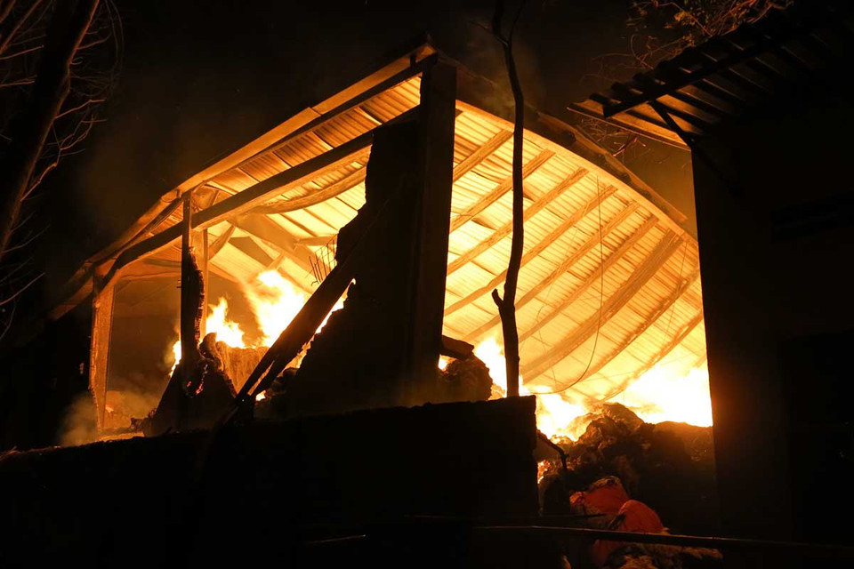 Đến 24 giờ ngày 3/3, đám cháy lớn tại Công ty Ninh Sơn chuyên kinh doanh mặt hàng bông vải (đóng tại xã Hòa Lợi, thị xã Bến Cát, tỉnh Bình Dương) vẫn chưa được dập tắt. (Nguồn: TTXVN) 