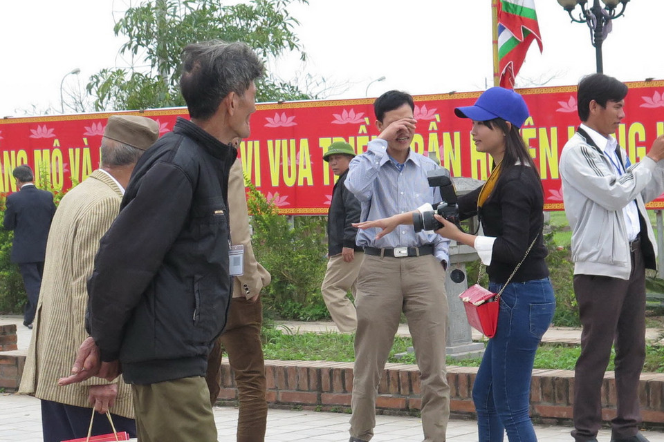 Thợ ảnh chèo kéo khách tại Lễ hội Đền Trần Thái Bình. (Ảnh: Hoài Lành Tiến/TTXVN)