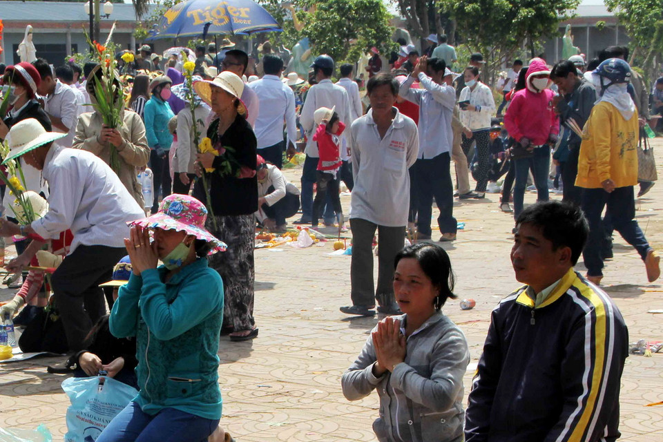 Do không còn chỗ trống nên nhiều người phải bày lễ vật, thắp hương và cầu nguyện từ xa dưới tượng Phật Bà Nam Hải tại khu Quán Âm Phật Đài, thành phố Bạc Liêu, tỉnh Bạc Liêu. (Ảnh: Thanh Liêm/TTXVN)