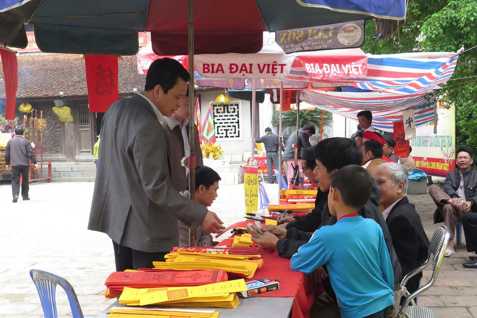 Nhiều bàn viết sớ công khai tại Lễ hội Đền Trần Thái Bình. (Ảnh: Hoài Lành Tiến/TTXVN)