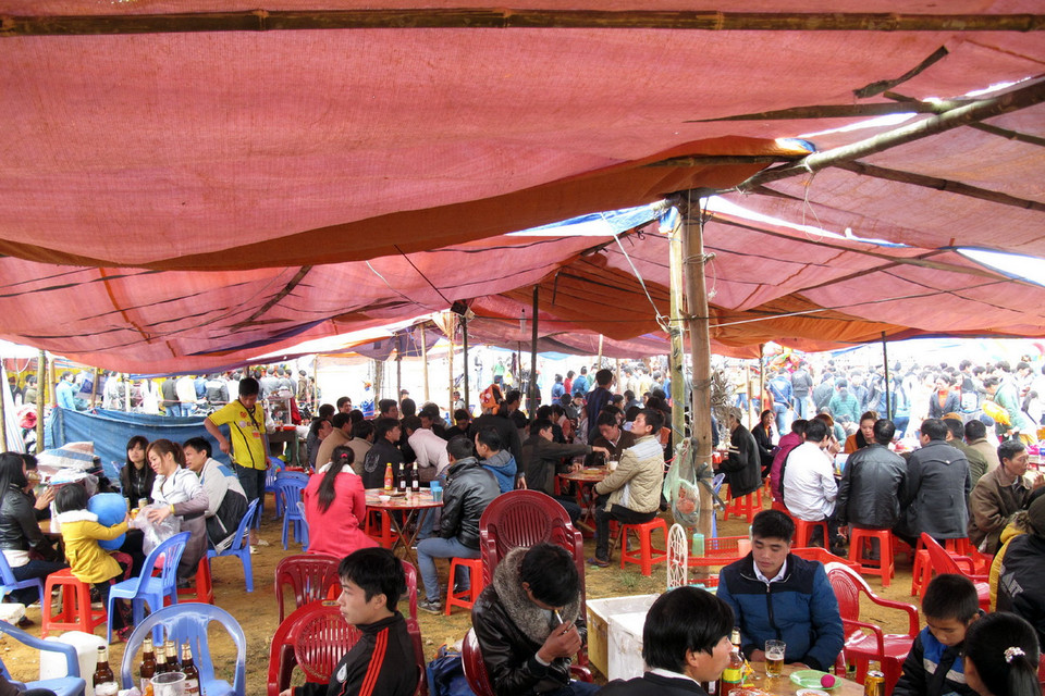 Các hàng quán nhếch nhác mất mỹ quan bủa vây Hội Xuân Bằng Vân (hội Lồng tồng) tổ chức vào ngày 15 tháng Giêng năm Ất Mùi tại Bắc Kạn. (Ảnh: Đức Hiếu/TTXVN)