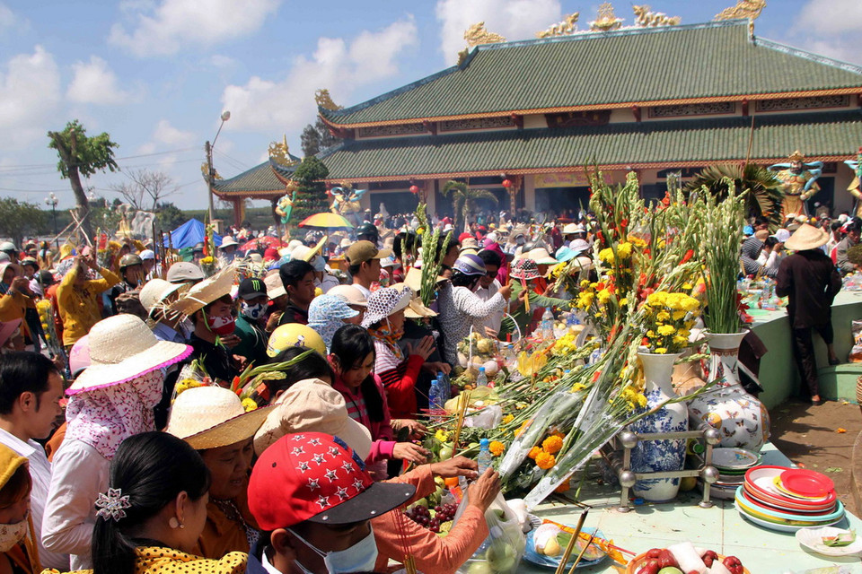 Du khách chen chân đặt lễ vật, thắp hương dưới tượng Phật Bà Nam Hải tại khu Quán Âm Phật Đài, thành phố Bạc Liêu, tỉnh Bạc Liêu. (Ảnh: Thanh Liêm/TTXVN)