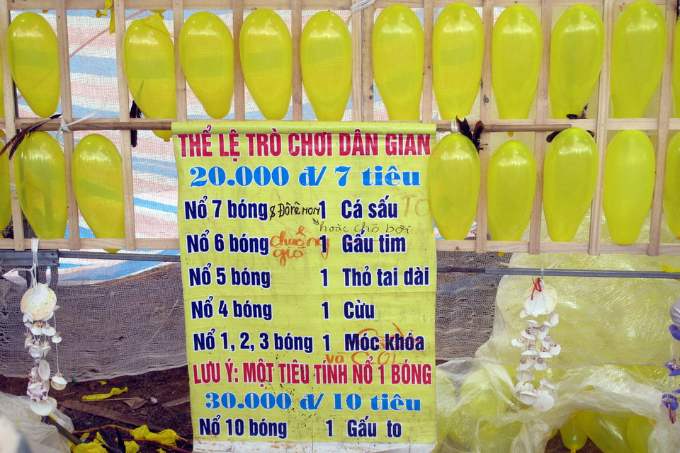 Trong ảnh: Cờ bạc trá hình đội lốt trò chơi dân gian tại Hội Xuân Bằng Vân (hội Lồng tồng) tổ chức vào ngày 15 tháng Giêng năm Ất Mùi tại Bắc Kạn. (Ảnh: Đức Hiếu/TTXVN)