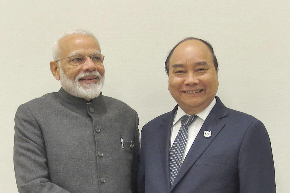 Thủ tướng Nguyễn Xuân Phúc gặp Thủ tướng Cộng hòa Ấn Độ Narendra Modi. (Ảnh: TTXVN)