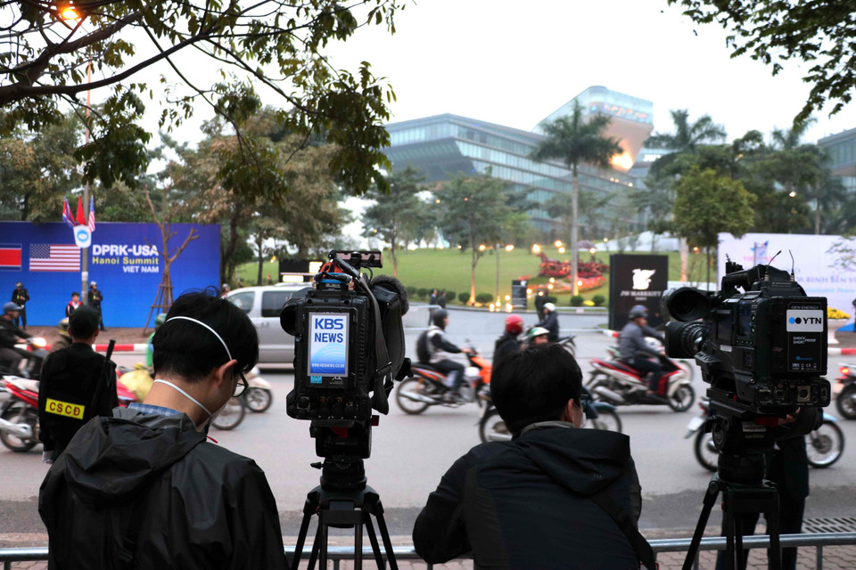 Phóng viên quốc tế tác nghiệp trên đường Đỗ Đức Dục (Từ Liêm, Hà Nội), bên ngoài khách sạn Marriott JW. (Ảnh: Văn Điệp/TTXVN)