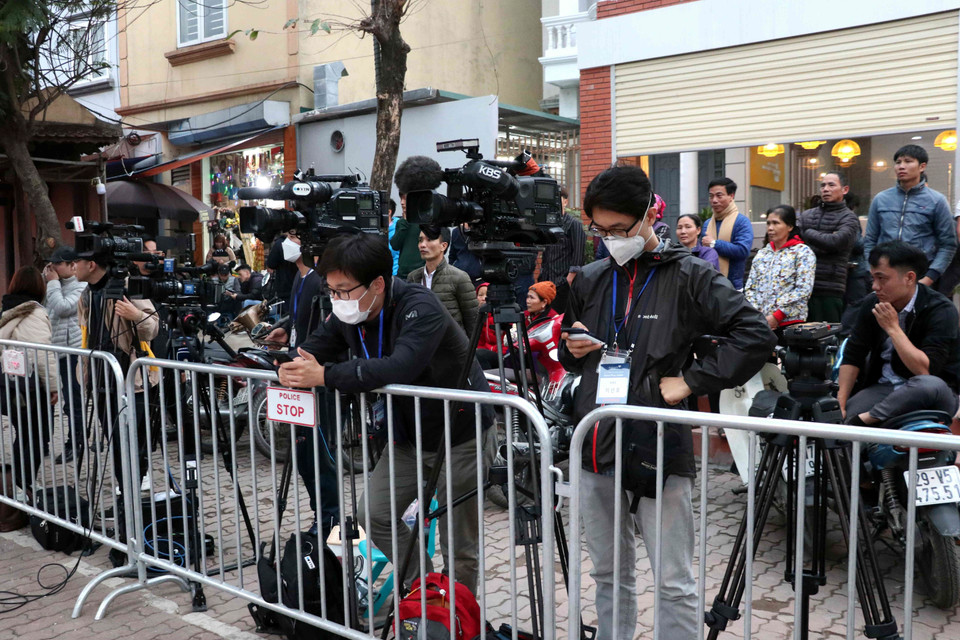 Phóng viên quốc tế tác nghiệp trên đường Đỗ Đức Dục (Từ Liêm, Hà Nội), bên ngoài khách sạn Marriott JW. (Ảnh: Văn Điệp/TTXVN)