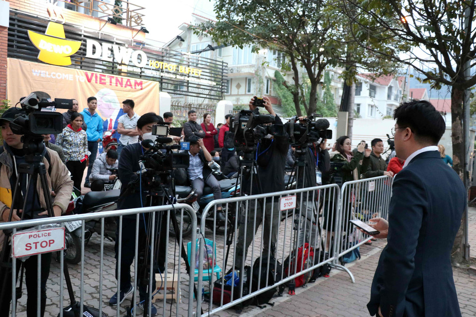 Phóng viên quốc tế tác nghiệp trên đường Đỗ Đức Dục (Từ Liêm, Hà Nội), bên ngoài khách sạn Marriott JW. (Ảnh: Văn Điệp/TTXVN)