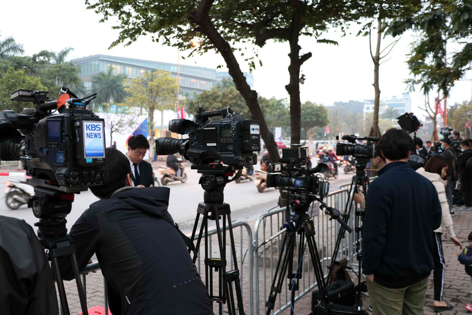 Phóng viên quốc tế tác nghiệp trên đường Đỗ Đức Dục (Từ Liêm, Hà Nội), bên ngoài khách sạn Marriott JW. (Ảnh: Văn Điệp/TTXVN)