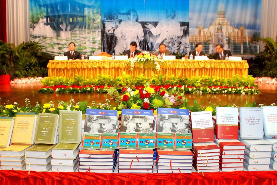 Sách 'Lịch sử quan hệ đặc biệt Việt Nam-Lào, Lào-Việt Nam' được trưng bày tại hội nghị tổng kết 'Dự án biên soạn Lịch sử quan hệ đặc biệt Việt Nam-Lào, Lào-Việt Nam,' ngày 6/6/2011 tại Vientiane. (Ảnh: Hoàng Chương/TTXVN)