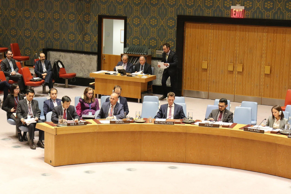 Ngày 23/5/2019, tại New York (Mỹ), Hội đồng Bảo an Liên hợp quốc tiến hành phiên Thảo luận mở với chủ đề 'Bảo vệ dân thường trong xung đột vũ trang.' Đại sứ Đặng Đình Quý, Trưởng Phái đoàn đại diện thường trực Việt Nam tại Liên hợp quốc có bài phát biểu tại phiên thảo luận. Trong ảnh: Phái đoàn Việt Nam (ngoài cùng bên trái) tham dự phiên thảo luận. (Ảnh: Hữu Thanh/TTXVN)