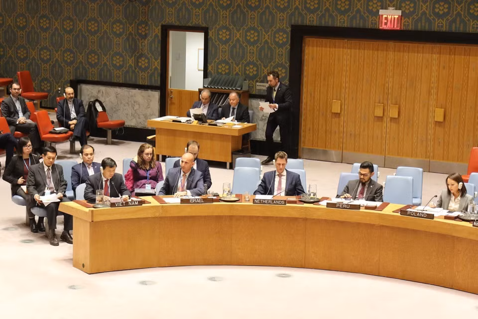 Ngày 23/5/2019, tại New York (Mỹ), Hội đồng Bảo an Liên hợp quốc tiến hành phiên Thảo luận mở với chủ đề 'Bảo vệ dân thường trong xung đột vũ trang.' Đại sứ Đặng Đình Quý, Trưởng Phái đoàn đại diện thường trực Việt Nam tại Liên hợp quốc có bài phát biểu tại phiên thảo luận. Trong ảnh: Phái đoàn Việt Nam (ngoài cùng bên trái) tham dự phiên thảo luận. (Ảnh: Hữu Thanh/TTXVN)