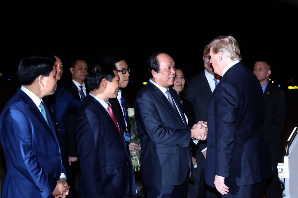 Bộ trưởng, Chủ nhiệm Văn phòng Chính phủ Mai Tiến Dũng, Thứ trưởng thường trực Bộ Ngoại giao Bùi Thanh Sơn, Chủ tịch UBND thành phố Hà Nội Nguyễn Đức Chung, Đại sứ Mỹ tại Việt Nam Daniel Kritenbrink cùng các quan chức hai nước đón Tổng thống Mỹ Donald Trump tại sân bay quốc tế Nội Bài (ảnh chụp lúc 21 giờ 5 phút). (Ảnh: Trọng Đức/TTXVN)
