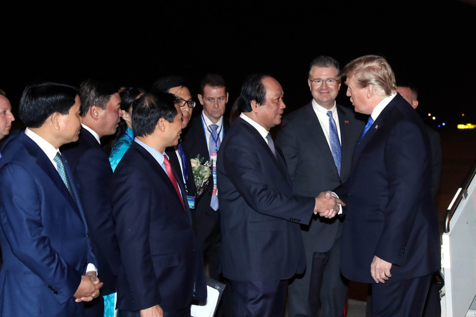 Bộ trưởng, Chủ nhiệm Văn phòng Chính phủ Mai Tiến Dũng, Thứ trưởng thường trực Bộ Ngoại giao Bùi Thanh Sơn, Chủ tịch UBND thành phố Hà Nội Nguyễn Đức Chung, Đại sứ Mỹ tại Việt Nam Daniel Kritenbrink cùng các quan chức hai nước đón Tổng thống Mỹ Donald Trump tại sân bay quốc tế Nội Bài (ảnh chụp lúc 21 giờ 5 phút). (Ảnh: Trọng Đức/TTXVN)