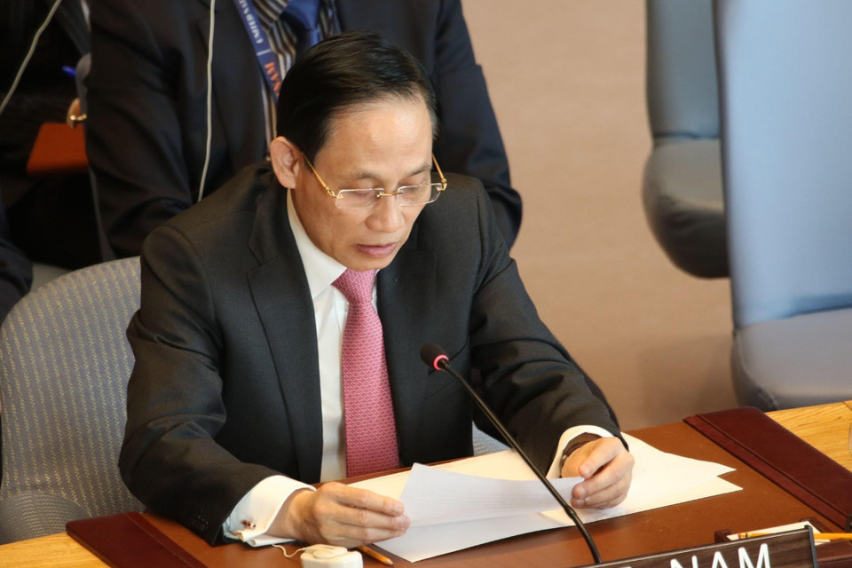 Ngày 11/4/2019, tại trụ sở Liên hợp quốc ở New York (Mỹ), Hội đồng Bảo an Liên hợp quốc tổ chức phiên thảo luận mở với chủ đề 'Phụ nữ trong hoạt động gìn giữ hòa bình của Liên hợp quốc.' Thứ trưởng Bộ Ngoại giao Lê Hoài Trung (ảnh), Trưởng đoàn Việt Nam tham dự và có bài phát biểu tại phiên thảo luận. (Ảnh: Hoài Thanh/TTXVN)