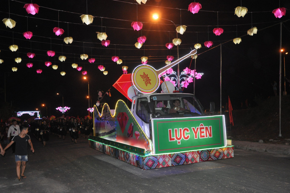 Chương trình diễu hành đường phố với sự tham gia của 600 diễn viên quần chúng. (Ảnh: Tuấn Anh/TTXVN)