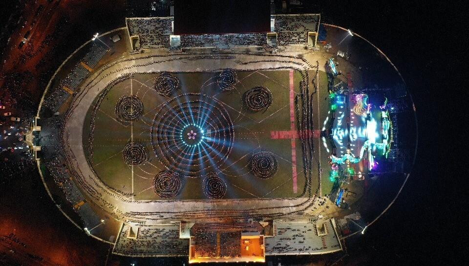 Màn trình diễn nghệ thuật Xòe Thái với sự tham gia của 5.000 nghệ nhân và diễn viên quần chúng. (Ảnh: Tuấn Anh/TTXVN)