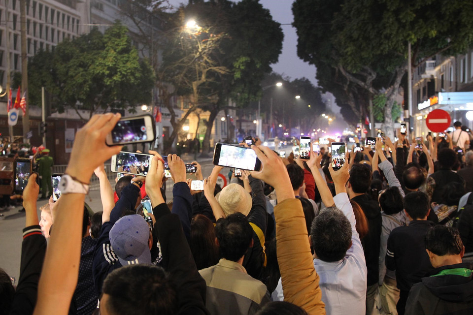  Người dân quay, tường thuật trực tiếp bằng điện thoại trên phố Ngô Quyền. (Ảnh: Lâm Khánh/TTXVN)