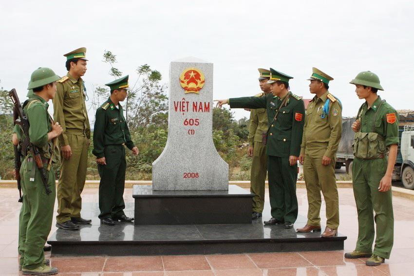Bộ đội biên phòng hai nước tuần tra tại cột mốc biên giới 605 trên biên giới Việt-Lào. (Ảnh: Anh Tôn/TTXVN)