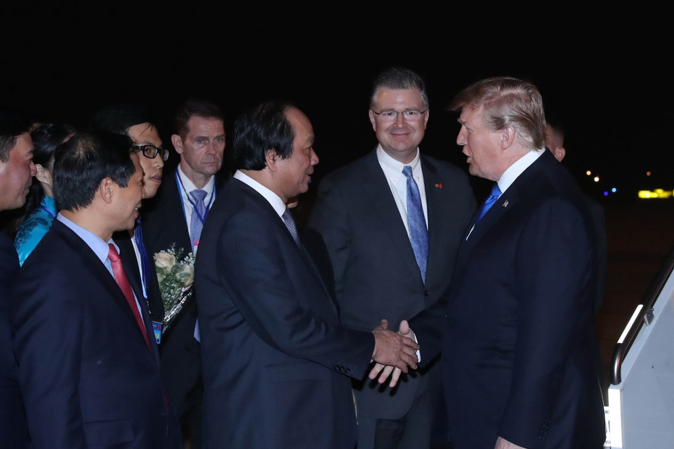 Bộ trưởng, Chủ nhiệm Văn phòng Chính phủ Mai Tiến Dũng, Thứ trưởng thường trực Bộ Ngoại giao Bùi Thanh Sơn, Đại sứ Mỹ tại Việt Nam Daniel Kritenbrink cùng các quan chức hai nước đón Tổng thống Mỹ Donald Trump tại sân bay quốc tế Nội Bài (ảnh chụp lúc 21 giờ 5 phút). (Ảnh: Trọng Đức/TTXVN)
