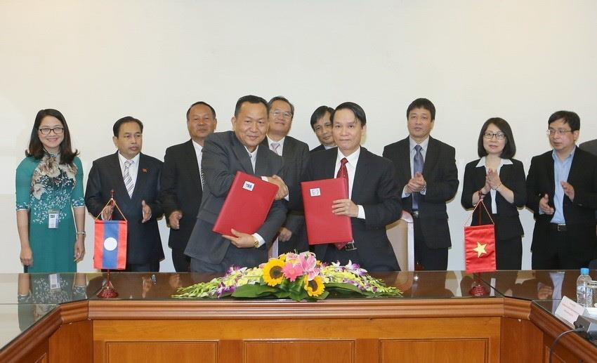 Tổng giám đốc TTXVN Nguyễn Đức Lợi và Tổng giám đốc Hãng thông tấn Lào (KPL) Sounthone Khanthavong ký Biên bản ghi nhớ hợp tác giữa hai cơ quan thông tấn Nhà nước, sáng 7/12/2016, tại Hà Nội. (Ảnh: Doãn Tấn/TTXVN)