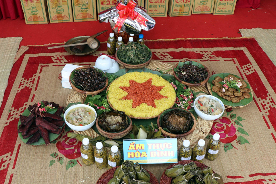 Mâm cỗ trong phần thi trình bày ẩm thực địa phương của tỉnh Hòa Bình. (Ảnh: Hữu Quyết/TTXVN)