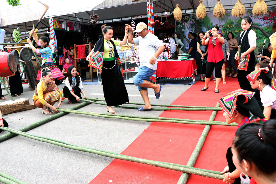 Du khách tham gia múa sạp cùng các nghệ nhân đến từ tỉnh Sơn La. (Ảnh: Hữu Quyết/TTXVN)