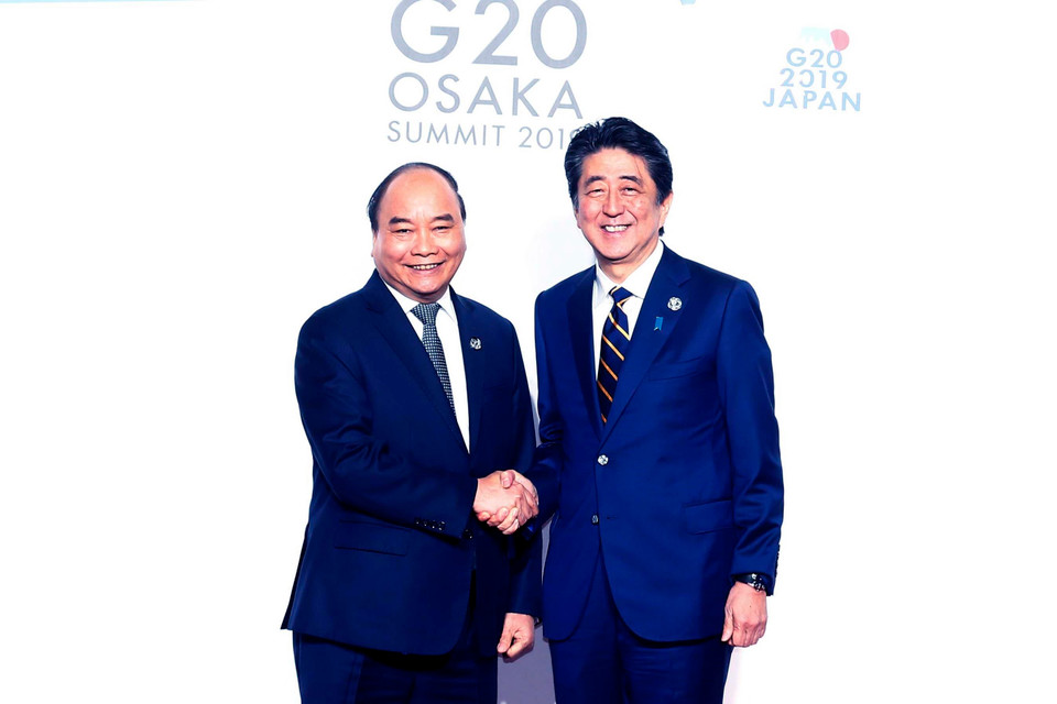 Thủ tướng Nhật Bản Shinzo Abe đón Thủ tướng Nguyễn Xuân Phúc. (Ảnh: Thống Nhất/TTXVN)