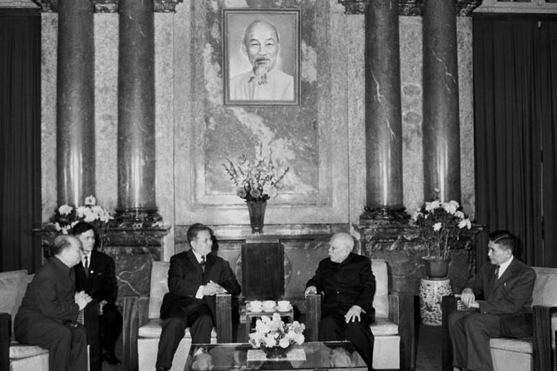 Chủ tịch nước Tôn Đức Thắng tiếp Đoàn đại biểu Đảng, Chính phủ Lào do Tổng Bí thư Đảng Nhân dân Cách mạng Lào, Thủ tướng Chính phủ Kaysone Phomvihane dẫn đầu, sang thăm hữu nghị Việt Nam, sáng 10/2/1976, tại Phủ Chủ tịch. Cùng dự có đồng chí Trường Chinh, Ủy viên Bộ Chính trị, Chủ tịch Ủy ban Thường vụ Quốc hội. (Ảnh: TTXVN)