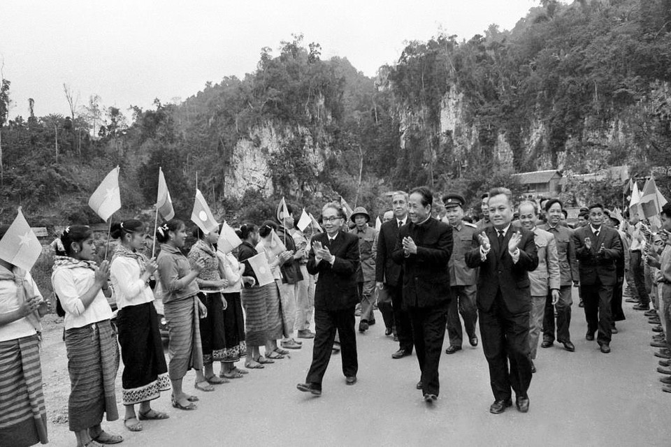 Đồng chí Lê Duẩn, Bí thư thứ nhất Ban Chấp hành Trung ương Đảng Lao động Việt Nam dẫn đầu Đoàn đại biểu Đảng Lao động Việt Nam, Chính phủ Việt Nam Dân chủ Cộng hòa thăm vùng giải phóng Lào (2-6/11/1973). (Ảnh: TTXVN)