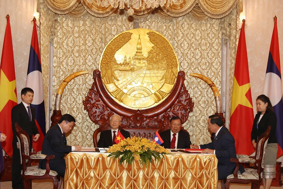 Trong chuyến thăm hữu nghị chính thức Lào, ngày 24/2/2019, Tổng Bí thư, Chủ tịch nước Nguyễn Phú Trọng và Tổng Bí thư, Chủ tịch nước Lào Bounhang Volachith chứng kiến Lễ ký thỏa thuận giữa Chính phủ hai nước về xây dựng và triển khai tuyến đường sắt Vũng Áng-Vientiane. (Ảnh: Trí Dũng/TTXVN)