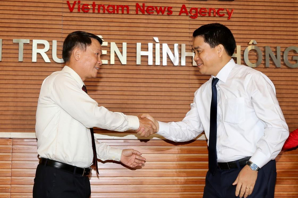 Tổng Giám đốc Thông tấn xã Việt Nam Nguyễn Đức Lợi và Chủ tịch Ủy ban Nhân dân thành phố Hà Nội Nguyễn Đức Chung tại Lễ khai trương Trung tâm Truyền hình Thông tấn. (Ảnh: Dương Giang/TTXVN)